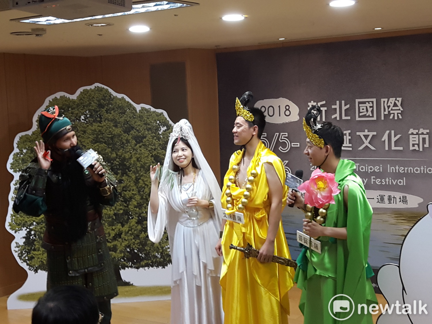 主辦單位大玩電影梗,搭上院線電影「一級玩家」,將佛誕節系列活動變成遊戲關卡,只要參加活動集點,就有機會將最大獎iPhoneX帶回家。 圖: 林昀真/攝 主辦單位大玩電影梗,搭上院線電影「一級玩家」,將佛誕節系列活動變成遊戲關卡,只要參加活動集點,就有機會將最大獎iPhoneX帶回家。 圖: 林昀真/攝