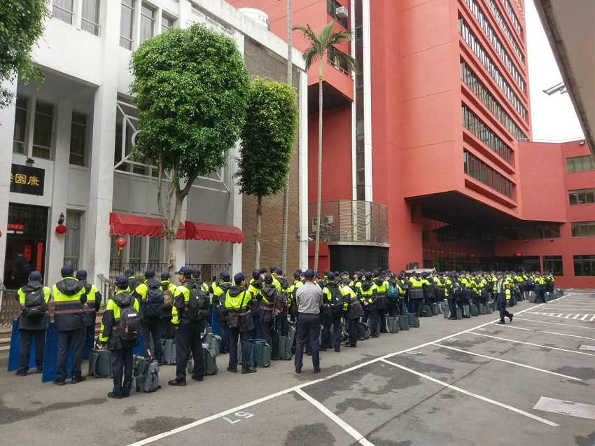 立法院內康園餐廳外佈滿警察。 圖:鄭天財辦公室提供 立法院內康園餐廳外佈滿警察。 圖:鄭天財辦公室提供