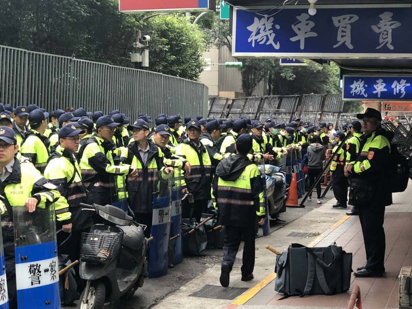 立法院旁鎮江街封路。 圖:鄭天財辦公室提供 立法院旁鎮江街封路。 圖:鄭天財辦公室提供