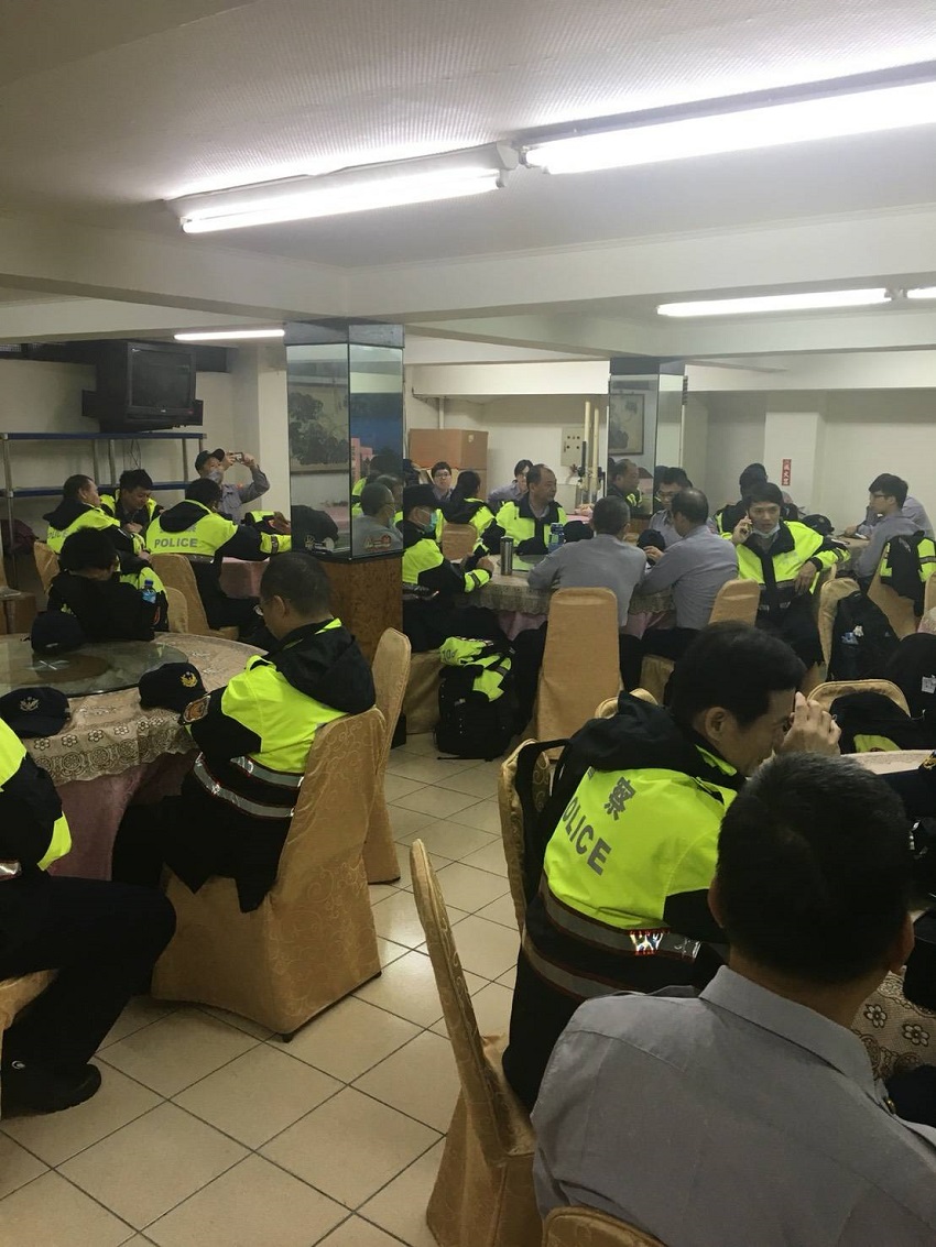 立法院內康園餐廳裡佈滿警察。 圖:鄭天財辦公室提供 立法院內康園餐廳裡佈滿警察。 圖:鄭天財辦公室提供