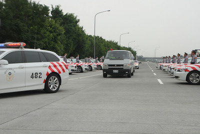 國道公路警察局第四公路警察大隊兩名員警23日清晨執勤時遭撞死,遺體25日上午移靈至台南殯儀館,國道警方出動巡邏車隨行,車隊繞行至兩人所屬的新市分隊。 圖:中央社 國道公路警察局第四公路警察大隊兩名員警23日清晨執勤時遭撞死,遺體25日上午移靈至台南殯儀館,國道警方出動巡邏車隨行,車隊繞行至兩人所屬的新市分隊。 圖:中央社