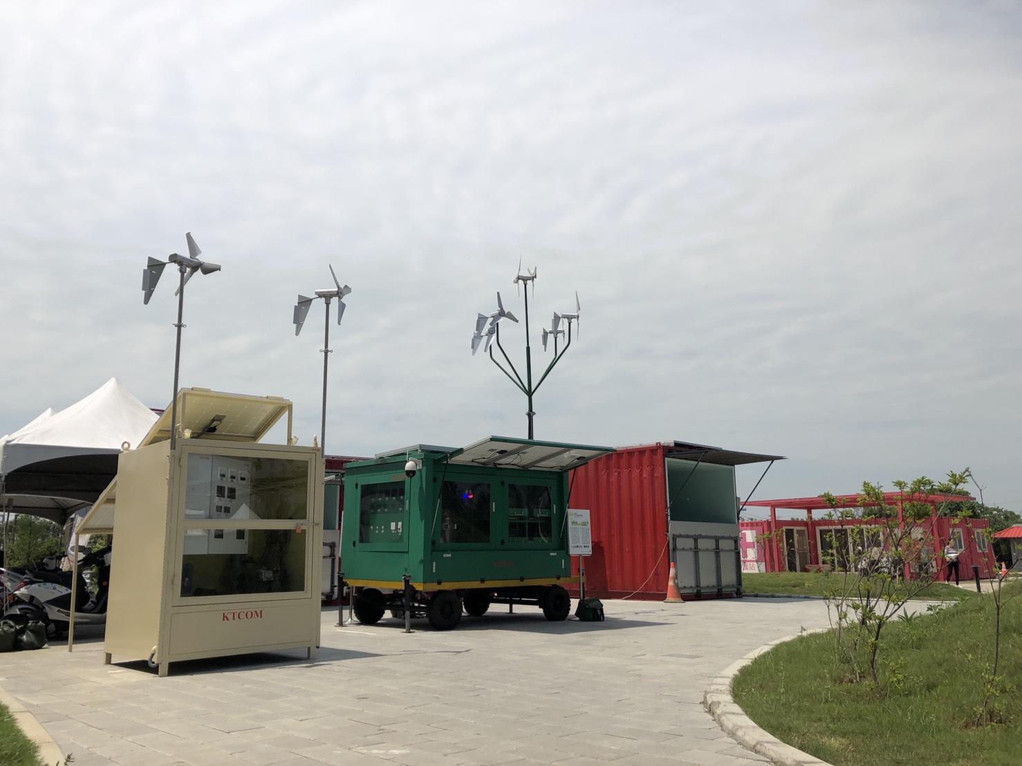 其中「拖曳式風光互補蓄能供電車」及「綠能風光電小型氣象站」,展現中科院農業科技研發實力。 圖:桃園農博綠色方舟館提供 其中「拖曳式風光互補蓄能供電車」及「綠能風光電小型氣象站」,展現中科院農業科技研發實力。 圖:桃園農博綠色方舟館提供