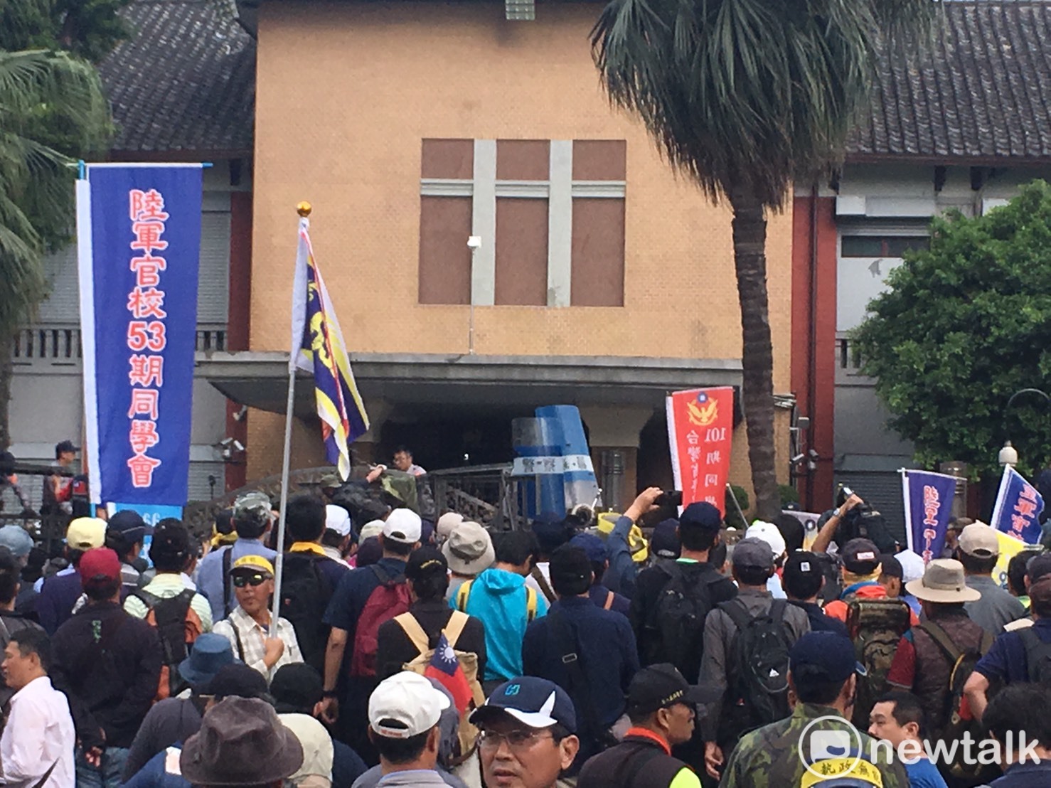 反軍改團體八百壯士與警方爆發推擠衝突。 反軍改團體八百壯士與警方爆發推擠衝突。