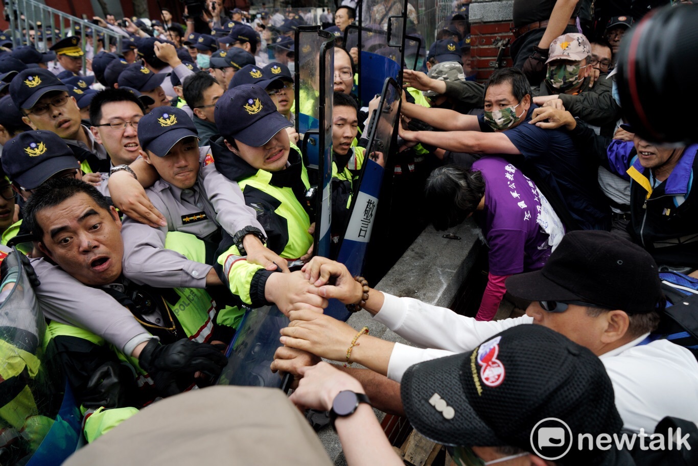 反年改團體擬衝進立法院,雙方對峙當中。 圖:張良一/攝 反年改團體擬衝進立法院,雙方對峙當中。 圖:張良一/攝