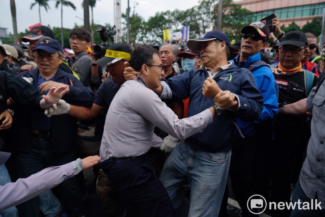 反年改團體與警方爆發嚴重衝突,與警方強力拉扯。 圖:張良一/攝 反年改團體與警方爆發嚴重衝突,與警方強力拉扯。 圖:張良一/攝