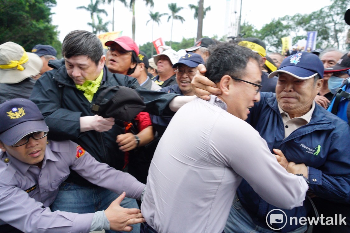 警員遭抗議人士勾住脖子。 圖:張良一/攝 警員遭抗議人士勾住脖子。 圖:張良一/攝