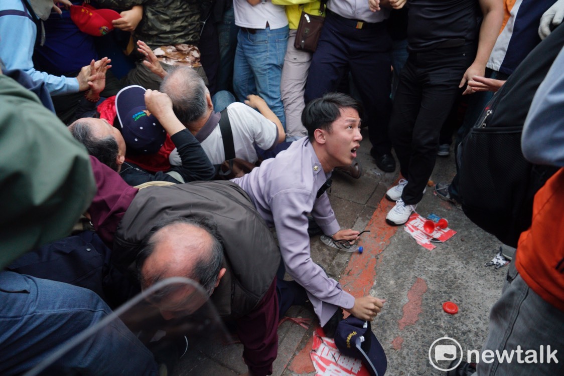 警員遭抗議人士團團圍住。 圖:張良一/攝 警員遭抗議人士團團圍住。 圖:張良一/攝