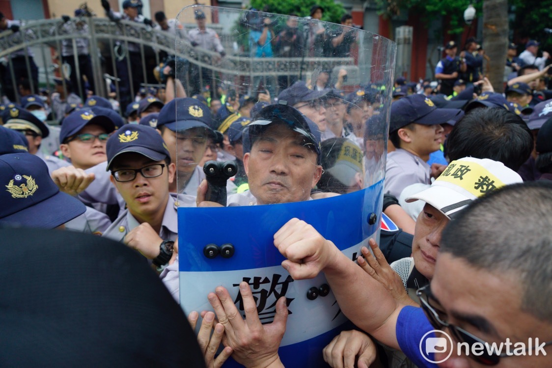 反年改團體與警方爆發嚴重衝突。 圖:張良一/攝 反年改團體與警方爆發嚴重衝突。 圖:張良一/攝