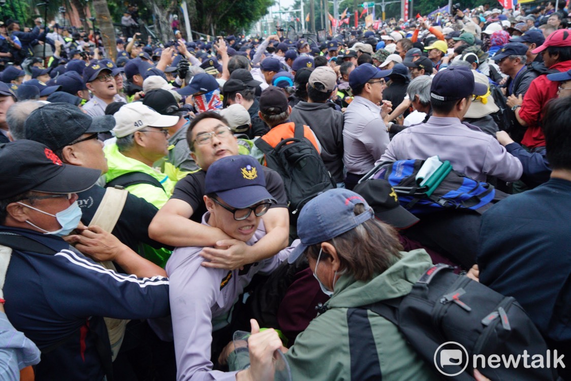反年改團體與警方爆發嚴重衝突。 圖:張良一/攝 反年改團體與警方爆發嚴重衝突。 圖:張良一/攝