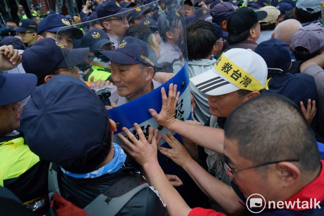 反年改團體與警方爆發嚴重衝突。 圖:張良一/攝 反年改團體與警方爆發嚴重衝突。 圖:張良一/攝