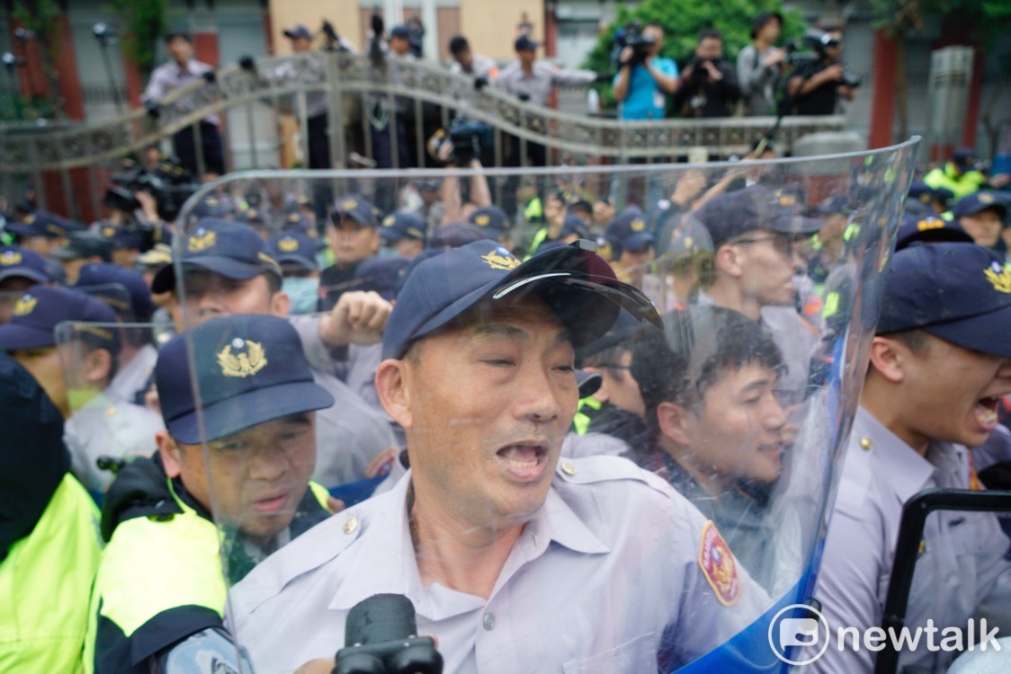 反年改團體與警方爆發嚴重衝突。 圖:張良一/攝 反年改團體與警方爆發嚴重衝突。 圖:張良一/攝