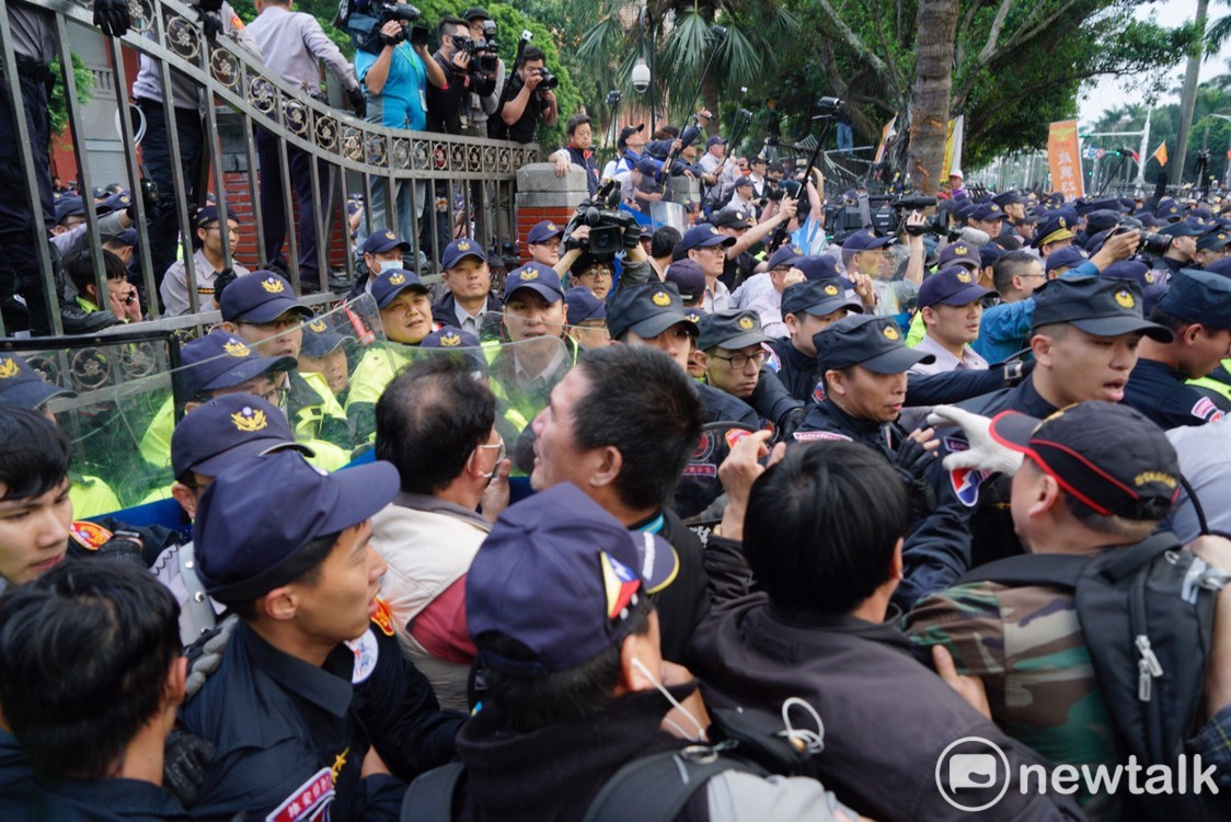 反年改團體與警方爆發嚴重衝突。 圖:張良一/攝 反年改團體與警方爆發嚴重衝突。 圖:張良一/攝