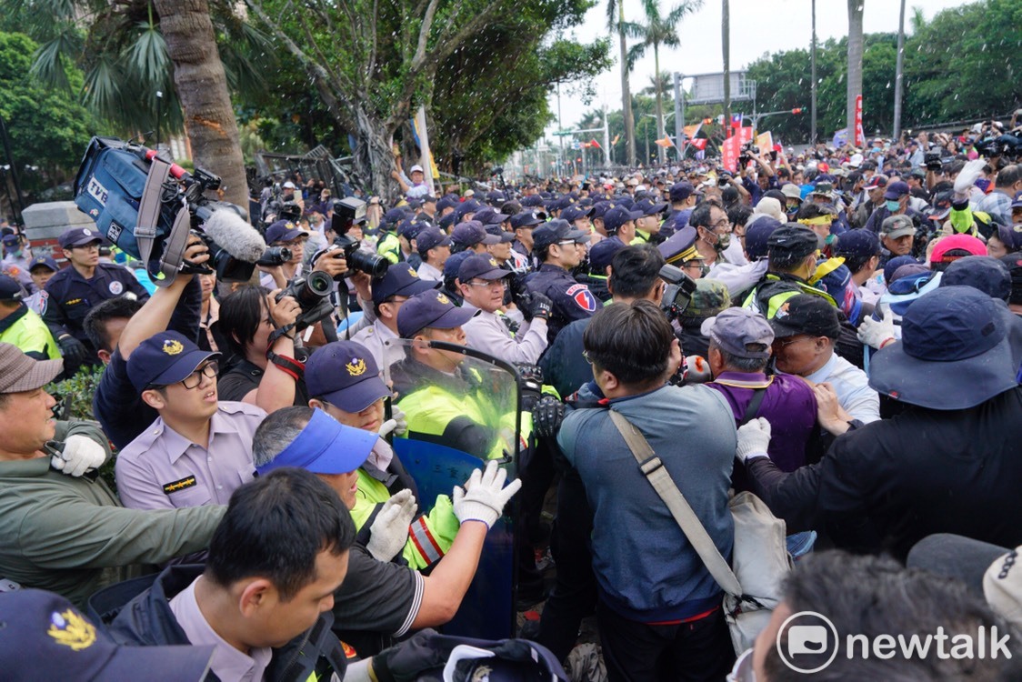 反年改團體與警方爆發嚴重衝突。 圖:張良一/攝 反年改團體與警方爆發嚴重衝突。 圖:張良一/攝
