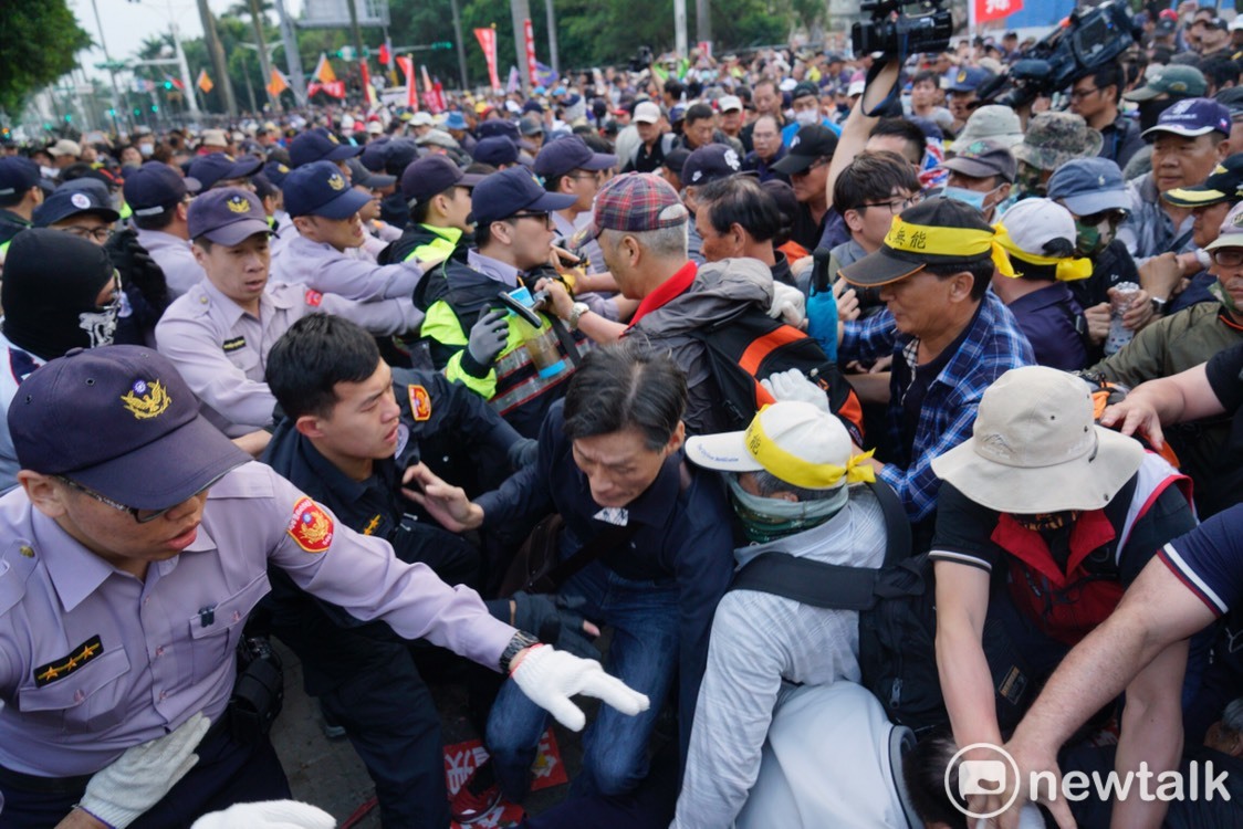反年改團體與警方爆發嚴重衝突。 圖:張良一/攝 反年改團體與警方爆發嚴重衝突。 圖:張良一/攝