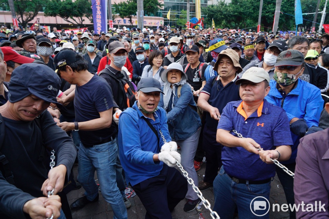 反年改團體拿出鐵鍊和鐵勾破壞拒馬和立法院大門。 圖:張良一/攝 反年改團體拿出鐵鍊和鐵勾破壞拒馬和立法院大門。 圖:張良一/攝