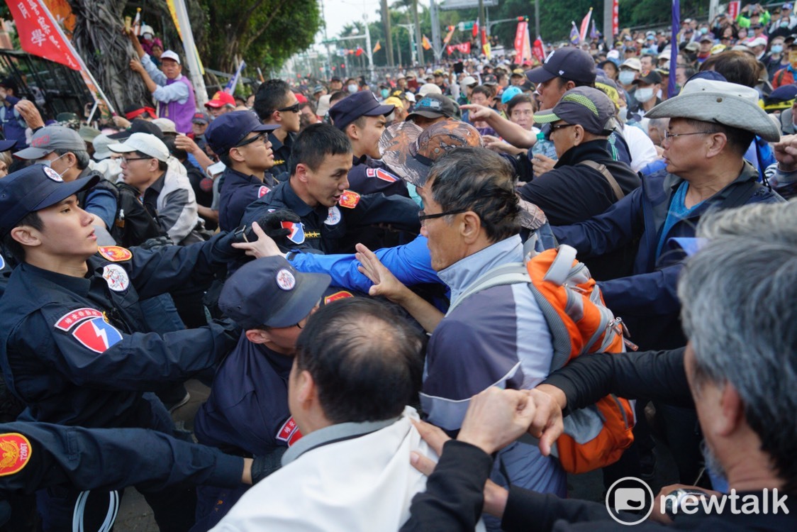 反年改團體與警方爆發嚴重衝突。 圖:張良一/攝 反年改團體與警方爆發嚴重衝突。 圖:張良一/攝