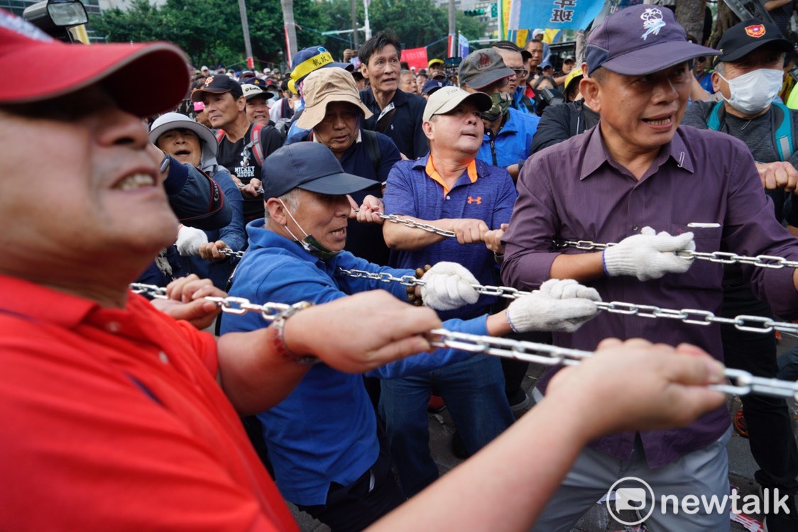 反年改團體拿出鐵鍊和鐵勾破壞拒馬和立法院大門。 圖:張良一/攝 反年改團體拿出鐵鍊和鐵勾破壞拒馬和立法院大門。 圖:張良一/攝