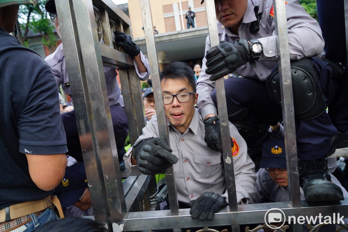 反年改團體與警方爆發嚴重衝突。 圖:張良一/攝 反年改團體與警方爆發嚴重衝突。 圖:張良一/攝