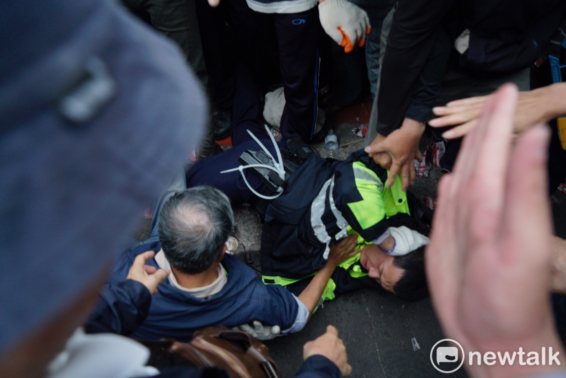一名年輕員警激動落下男兒淚,同袍則戴厚重的手套抱住落淚員警的臉頰,避免他受傷。這樣令人動容的畫面,今天在各社群廣為流傳。 一名年輕員警激動落下男兒淚,同袍則戴厚重的手套抱住落淚員警的臉頰,避免他受傷。這樣令人動容的畫面,今天在各社群廣為流傳。
