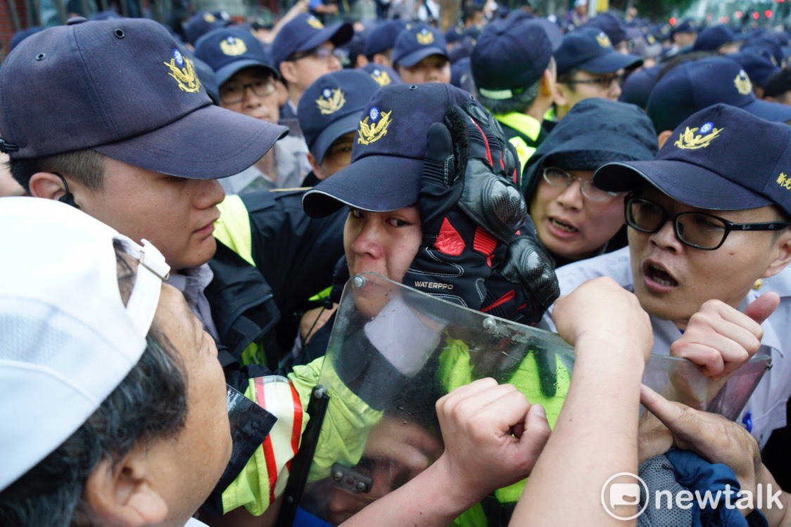 一名年輕員警激動落下男兒淚,同袍則戴厚重的手套抱住落淚員警的臉頰,避免他受傷。這樣令人動容的畫面,今天在各社群廣為流傳。 一名年輕員警激動落下男兒淚,同袍則戴厚重的手套抱住落淚員警的臉頰,避免他受傷。這樣令人動容的畫面,今天在各社群廣為流傳。