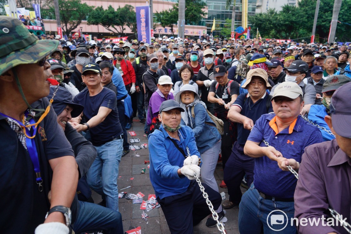 一名年輕員警激動落下男兒淚,同袍則戴厚重的手套抱住落淚員警的臉頰,避免他受傷。這樣令人動容的畫面,今天在各社群廣為流傳。 一名年輕員警激動落下男兒淚,同袍則戴厚重的手套抱住落淚員警的臉頰,避免他受傷。這樣令人動容的畫面,今天在各社群廣為流傳。