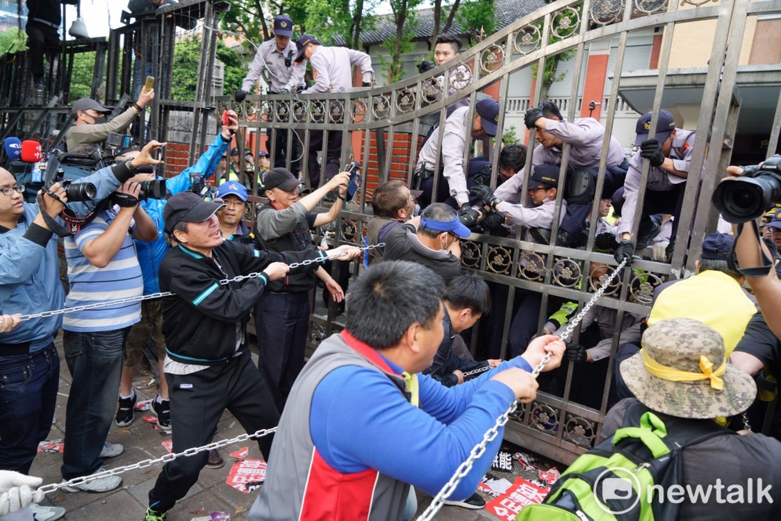 一名年輕員警激動落下男兒淚,同袍則戴厚重的手套抱住落淚員警的臉頰,避免他受傷。這樣令人動容的畫面,今天在各社群廣為流傳。 一名年輕員警激動落下男兒淚,同袍則戴厚重的手套抱住落淚員警的臉頰,避免他受傷。這樣令人動容的畫面,今天在各社群廣為流傳。