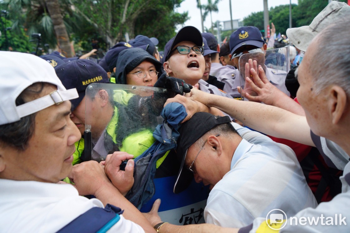 一名年輕員警激動落下男兒淚,同袍則戴厚重的手套抱住落淚員警的臉頰,避免他受傷。這樣令人動容的畫面,今天在各社群廣為流傳。 一名年輕員警激動落下男兒淚,同袍則戴厚重的手套抱住落淚員警的臉頰,避免他受傷。這樣令人動容的畫面,今天在各社群廣為流傳。