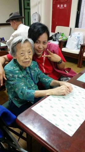 印尼的西蒂 (SITI FATIMAH)照顧99歲失智且行動不便的阿嬤,還在火警機智救了整棟樓的住戶,獲選模範勞工。 圖:新北市政府/提供 印尼的西蒂 (SITI FATIMAH)照顧99歲失智且行動不便的阿嬤,還在火警機智救了整棟樓的住戶,獲選模範勞工。 圖:新北市政府/提供