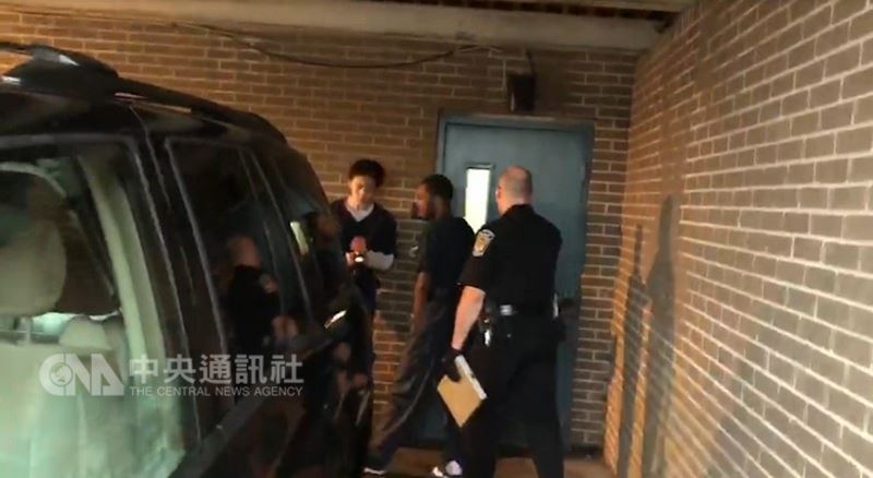 理著平頭被上手銬但沒有上腳鐐的孫安佐在看到記者時還面露微笑,表示想看動漫。 理著平頭被上手銬但沒有上腳鐐的孫安佐在看到記者時還面露微笑,表示想看動漫。