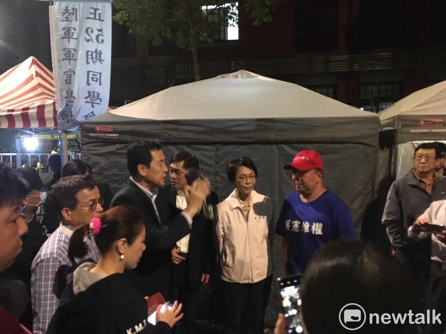 國民黨立委們與郝龍斌在帳篷中會談。 圖:黃韋銓/攝 國民黨立委們與郝龍斌在帳篷中會談。 圖:黃韋銓/攝