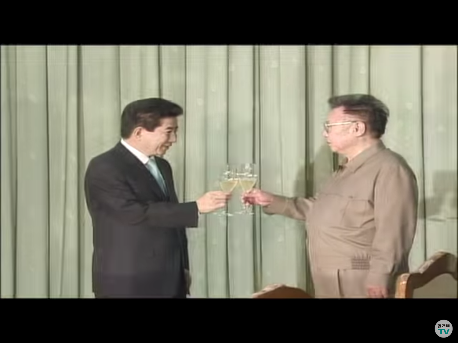 金大中對金正日說,他對此次會面期待已久,金正日回答: 「我們都是朝鮮人」。日後,金大中在他的回憶錄中寫道,兩人共乘禮車時,金正日曾問他:「你害怕來朝鮮嗎?」 金大中對金正日說,他對此次會面期待已久,金正日回答: 「我們都是朝鮮人」。日後,金大中在他的回憶錄中寫道,兩人共乘禮車時,金正日曾問他:「你害怕來朝鮮嗎?」