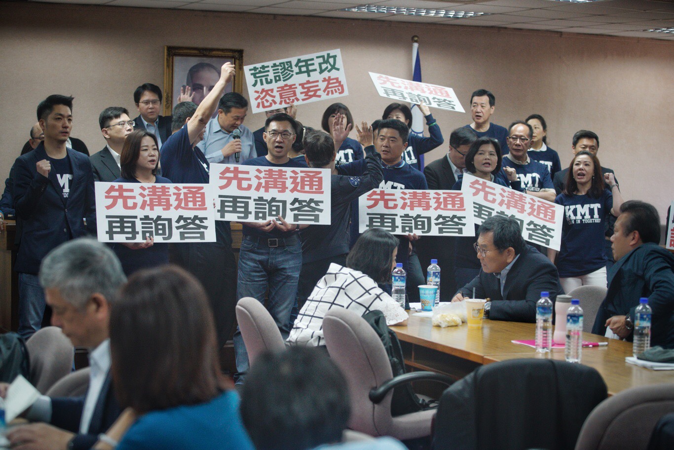 立法院外交國防委員會今天審查軍人年改草案,國民黨團一早搶佔主席台。 圖/張良一攝 立法院外交國防委員會今天審查軍人年改草案,國民黨團一早搶佔主席台。 圖/張良一攝