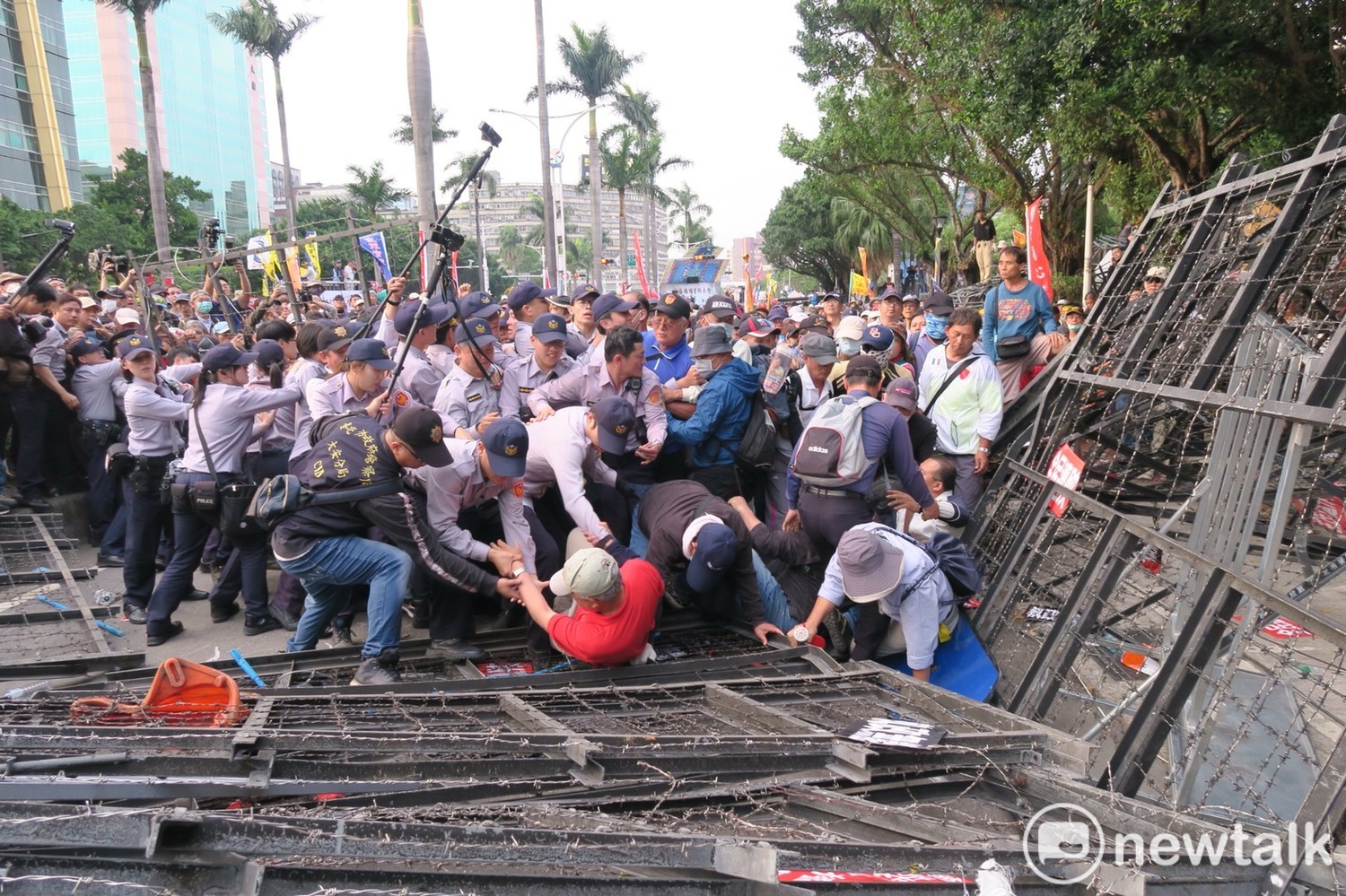 反年改團體與警察衝撞,嚴重推擠結果,民眾掉落在拒馬上。
圖:邱萬興/攝 反年改團體與警察衝撞,嚴重推擠結果,民眾掉落在拒馬上。
圖:邱萬興/攝