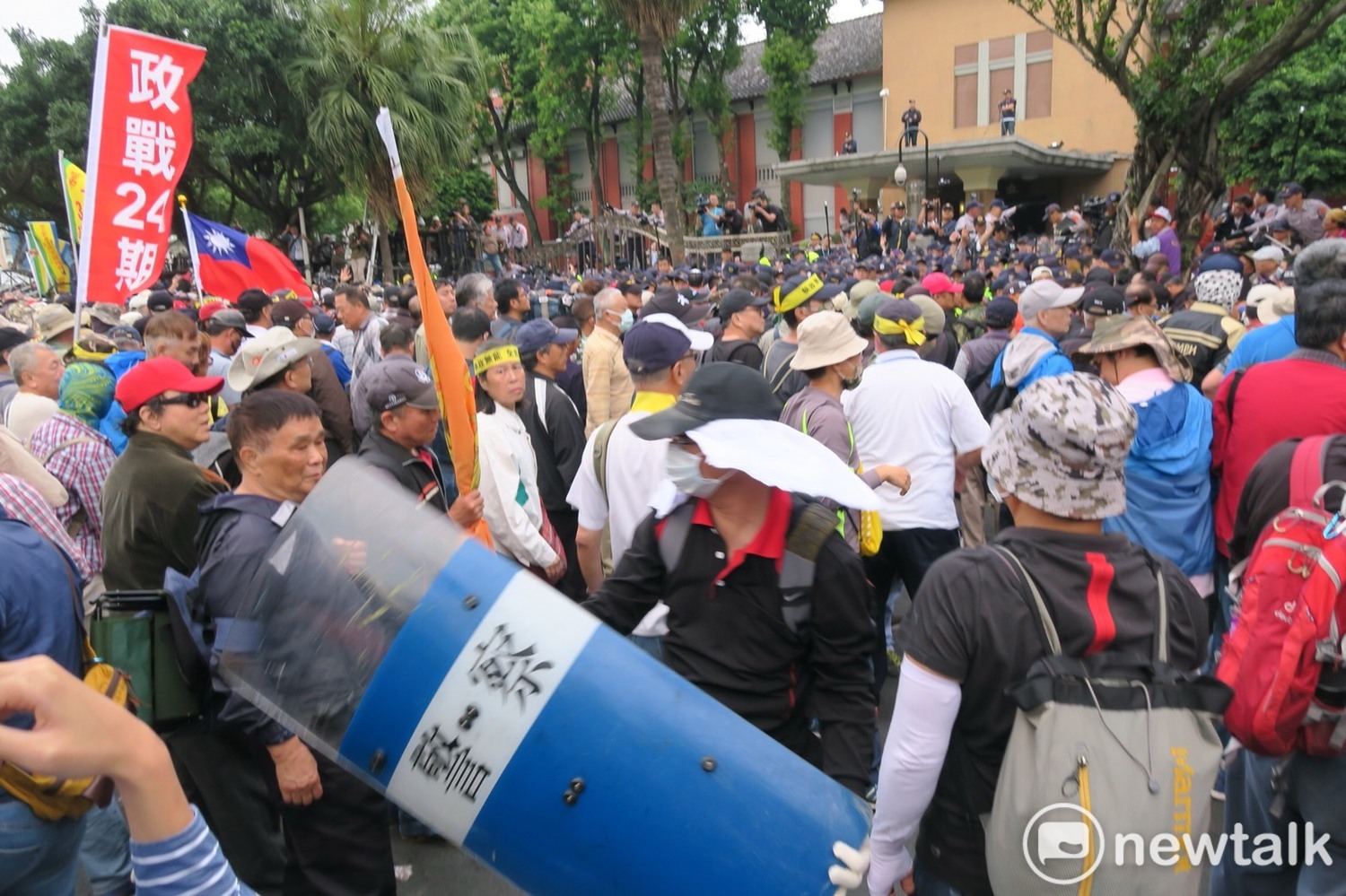 反年改團體與警方對峙,數度發生嚴重衝突。 圖:邱萬興/攝 反年改團體與警方對峙,數度發生嚴重衝突。 圖:邱萬興/攝