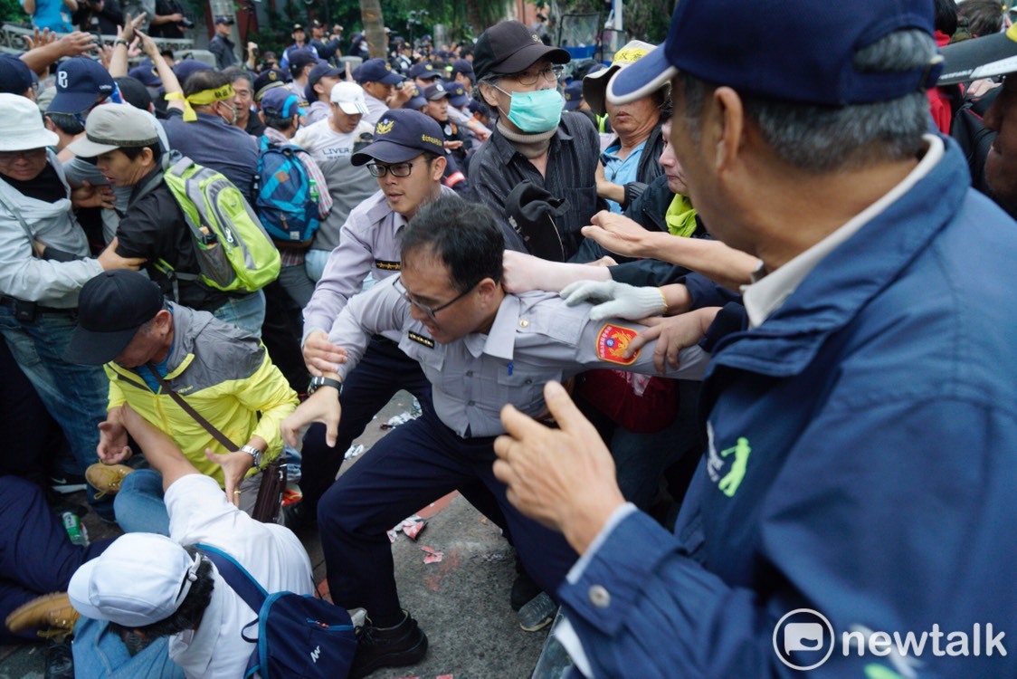 一名年輕員警激動落下男兒淚,同袍則戴厚重的手套抱住落淚員警的臉頰,避免他受傷。這樣令人動容的畫面,今天在各社群廣為流傳。 一名年輕員警激動落下男兒淚,同袍則戴厚重的手套抱住落淚員警的臉頰,避免他受傷。這樣令人動容的畫面,今天在各社群廣為流傳。