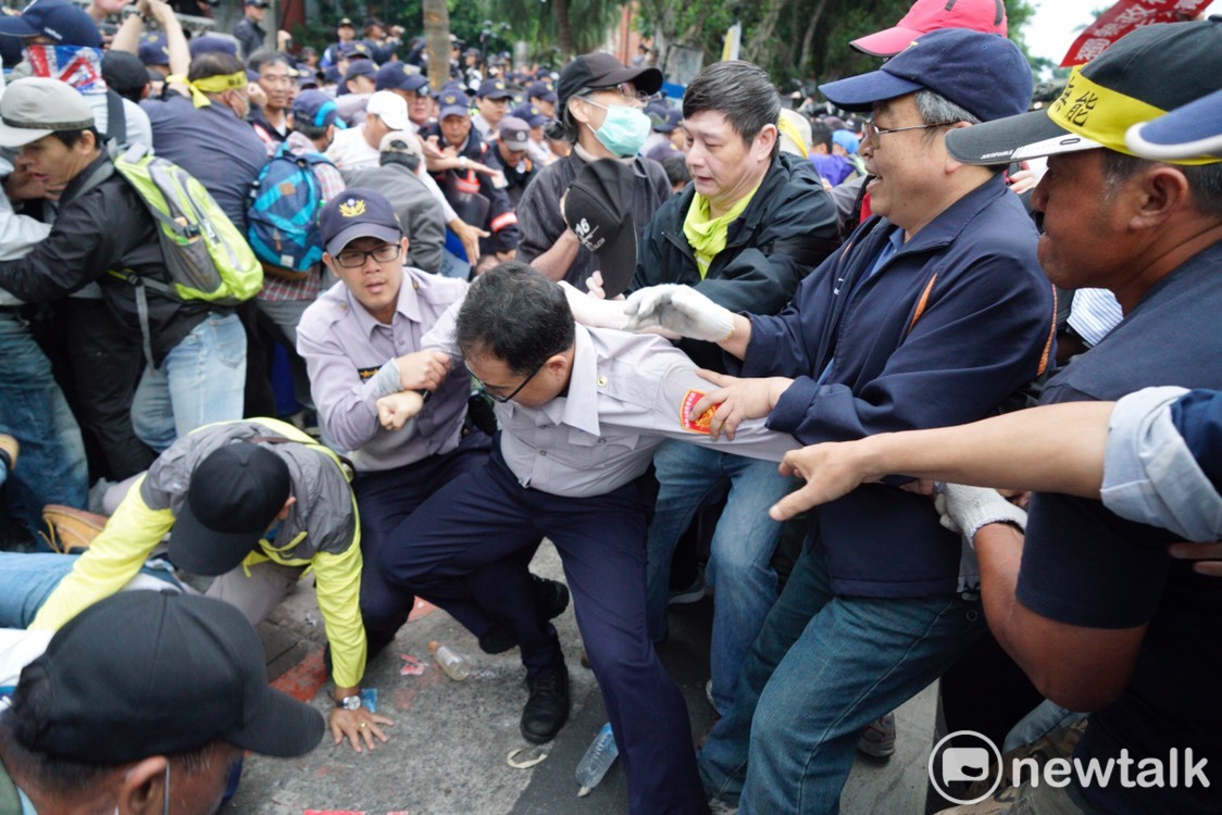 一名年輕員警激動落下男兒淚,同袍則戴厚重的手套抱住落淚員警的臉頰,避免他受傷。這樣令人動容的畫面,今天在各社群廣為流傳。 一名年輕員警激動落下男兒淚,同袍則戴厚重的手套抱住落淚員警的臉頰,避免他受傷。這樣令人動容的畫面,今天在各社群廣為流傳。