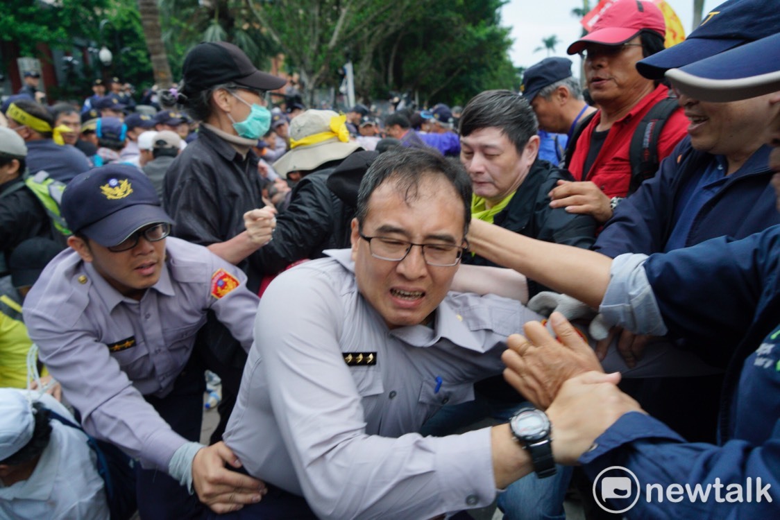 一名年輕員警激動落下男兒淚,同袍則戴厚重的手套抱住落淚員警的臉頰,避免他受傷。這樣令人動容的畫面,今天在各社群廣為流傳。 一名年輕員警激動落下男兒淚,同袍則戴厚重的手套抱住落淚員警的臉頰,避免他受傷。這樣令人動容的畫面,今天在各社群廣為流傳。