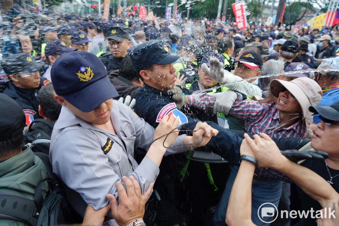 一名年輕員警激動落下男兒淚,同袍則戴厚重的手套抱住落淚員警的臉頰,避免他受傷。這樣令人動容的畫面,今天在各社群廣為流傳。 一名年輕員警激動落下男兒淚,同袍則戴厚重的手套抱住落淚員警的臉頰,避免他受傷。這樣令人動容的畫面,今天在各社群廣為流傳。