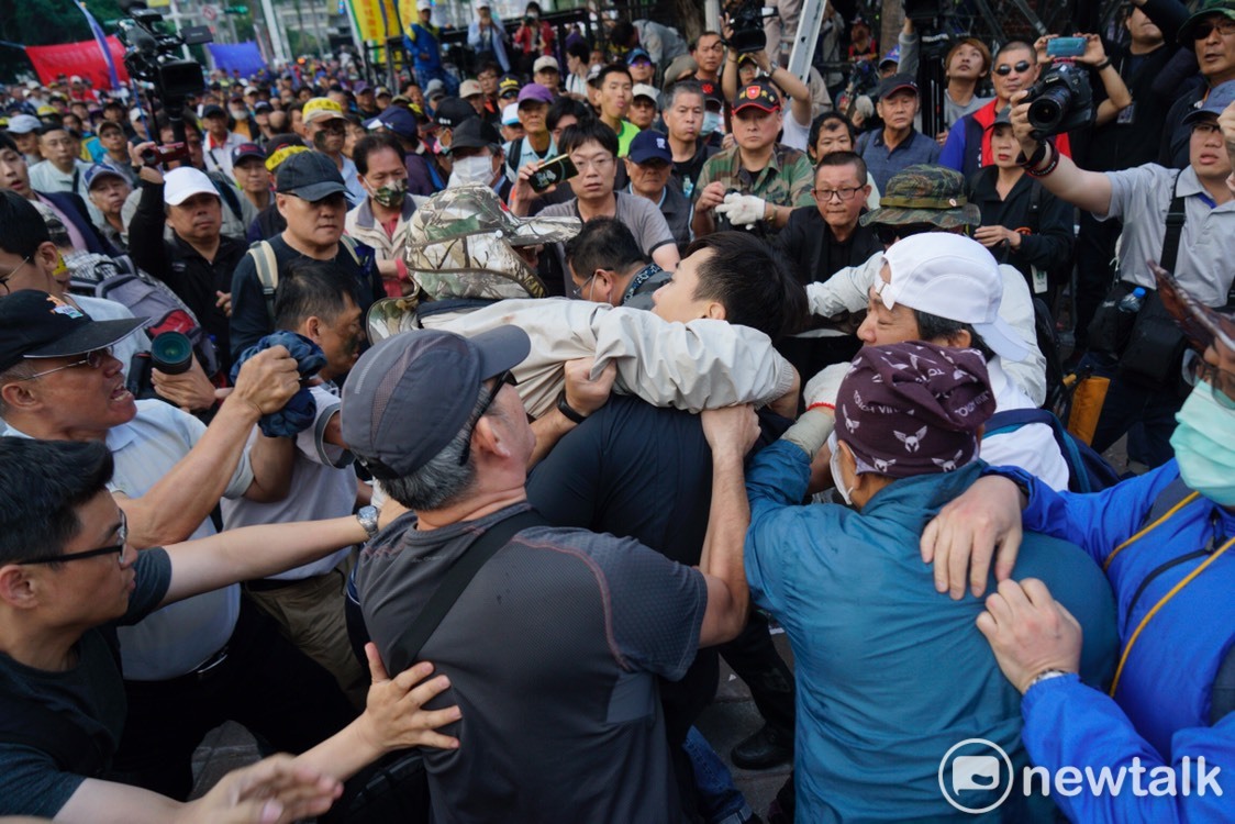一名年輕員警激動落下男兒淚,同袍則戴厚重的手套抱住落淚員警的臉頰,避免他受傷。這樣令人動容的畫面,今天在各社群廣為流傳。 一名年輕員警激動落下男兒淚,同袍則戴厚重的手套抱住落淚員警的臉頰,避免他受傷。這樣令人動容的畫面,今天在各社群廣為流傳。