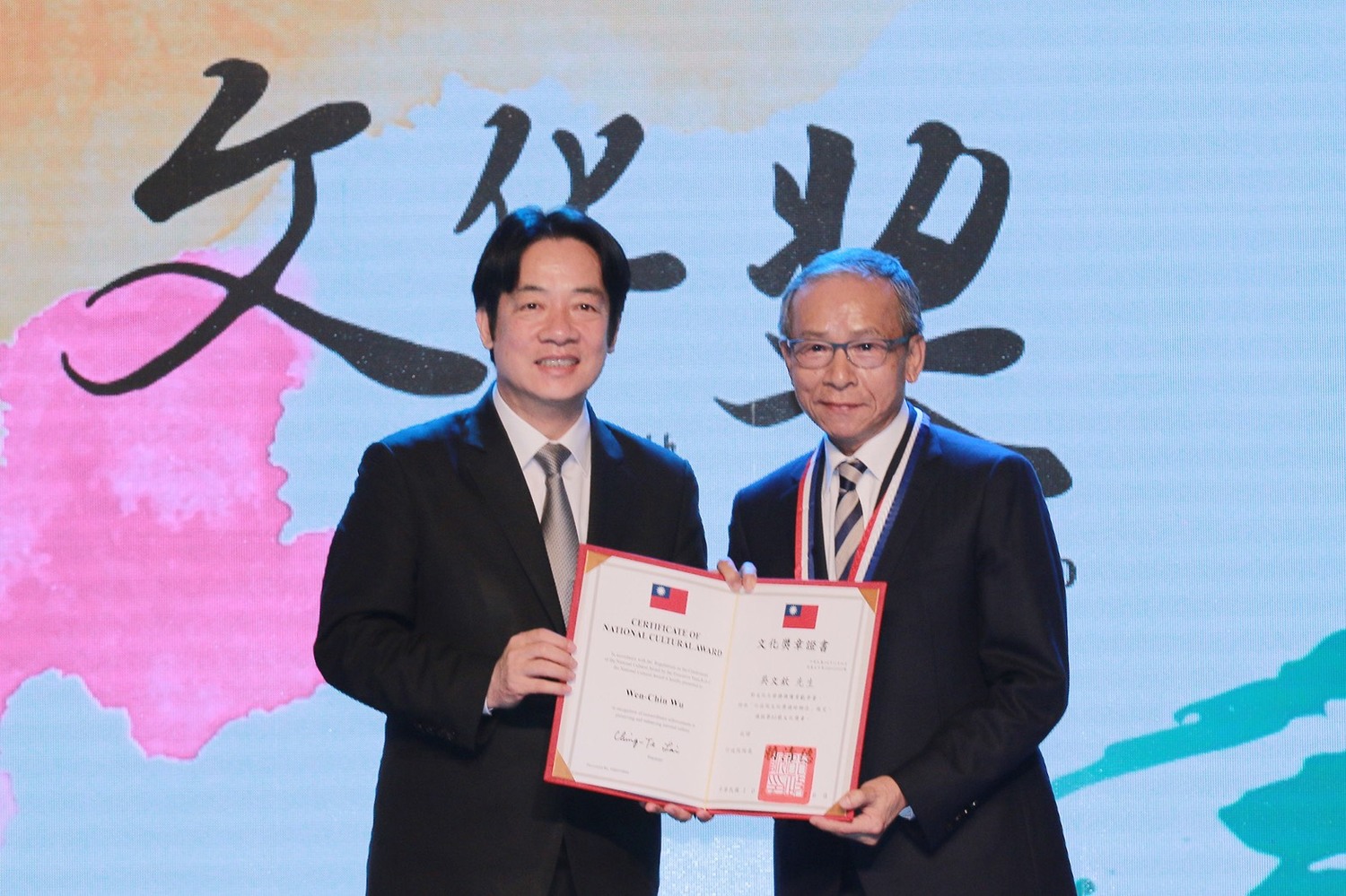 行政院長賴清德頒發行政院文化獎予得獎人吳文欽(吳念真)先生。 圖:文化部/提供 行政院長賴清德頒發行政院文化獎予得獎人吳文欽(吳念真)先生。 圖:文化部/提供