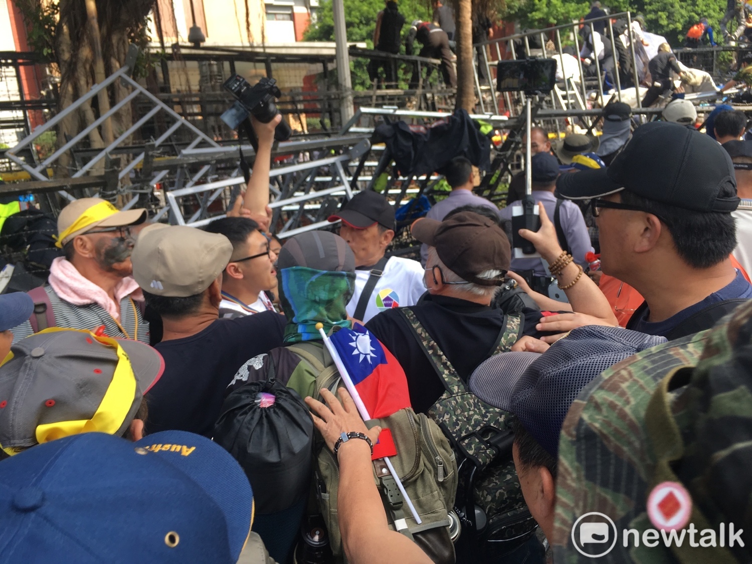 反年改一行人拉住民報記者鍾孟軒,試圖搶奪相機。 圖:黃韋銓/攝 反年改一行人拉住民報記者鍾孟軒,試圖搶奪相機。 圖:黃韋銓/攝