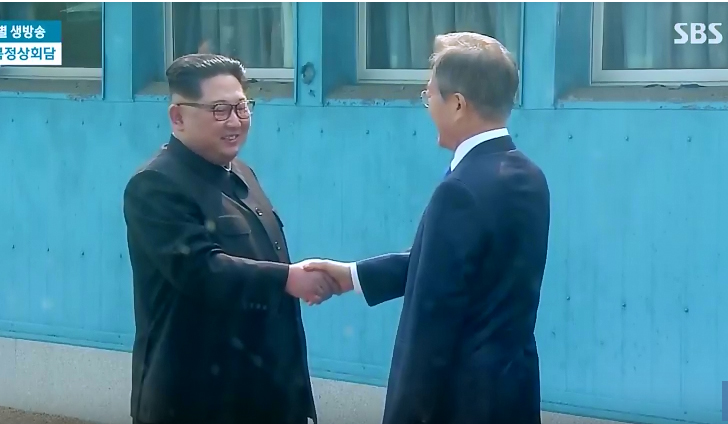 朝鮮領導人金正恩(左)與韓國總統文在寅27日上午在板門店會面,歷史性握手時刻透過直播傳送全球。 圖:翻攝韓國SBS NEWS 朝鮮領導人金正恩(左)與韓國總統文在寅27日上午在板門店會面,歷史性握手時刻透過直播傳送全球。 圖:翻攝韓國SBS NEWS