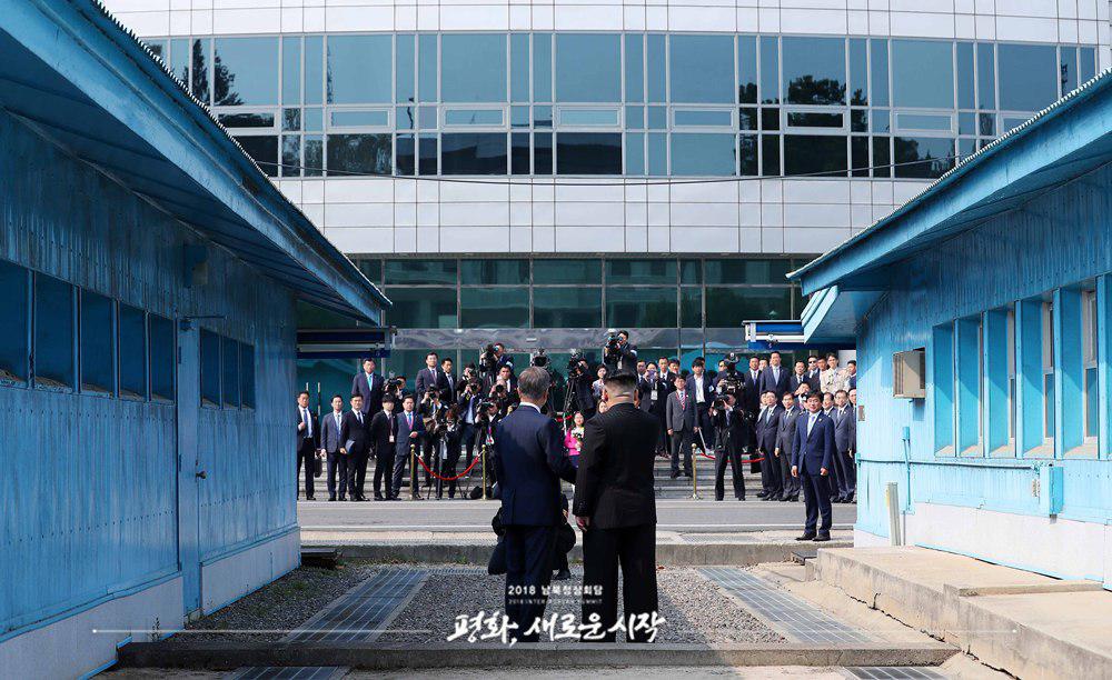〈08:30〉南韓總統文在寅與北韓領導人金正恩兩人合影,跨越北緯38度的金正恩,將與文在寅展開閉門會議。 圖:翻攝自青瓦台臉書 〈08:30〉南韓總統文在寅與北韓領導人金正恩兩人合影,跨越北緯38度的金正恩,將與文在寅展開閉門會議。 圖:翻攝自青瓦台臉書