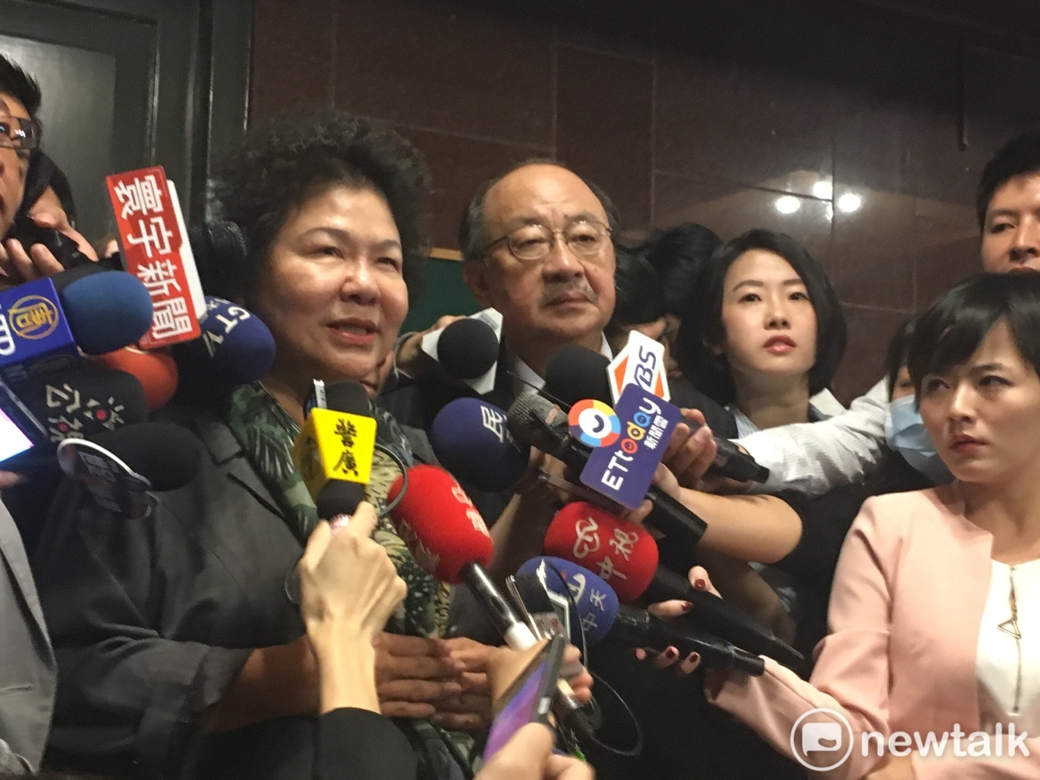總統府秘書長陳菊今(27)日早上9點前往立法院拜會民進黨團,並將於黨團大會中溝通軍人年改草案。 圖:黃韋銓/攝 總統府秘書長陳菊今(27)日早上9點前往立法院拜會民進黨團,並將於黨團大會中溝通軍人年改草案。 圖:黃韋銓/攝