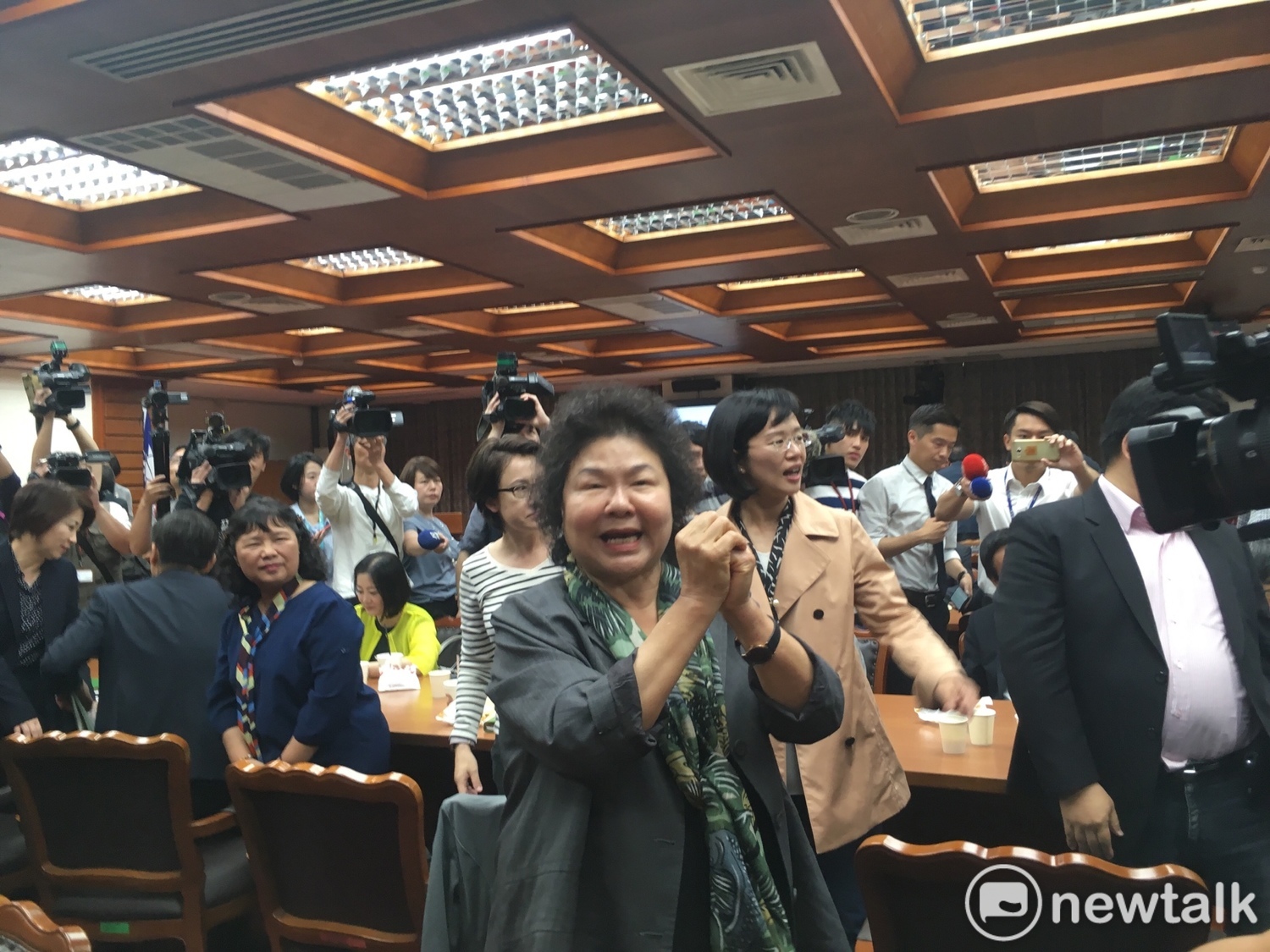 陳菊在受訪完後進入群賢樓會議室,並與綠委們一一握手致意。 圖:黃韋銓/攝 陳菊在受訪完後進入群賢樓會議室,並與綠委們一一握手致意。 圖:黃韋銓/攝