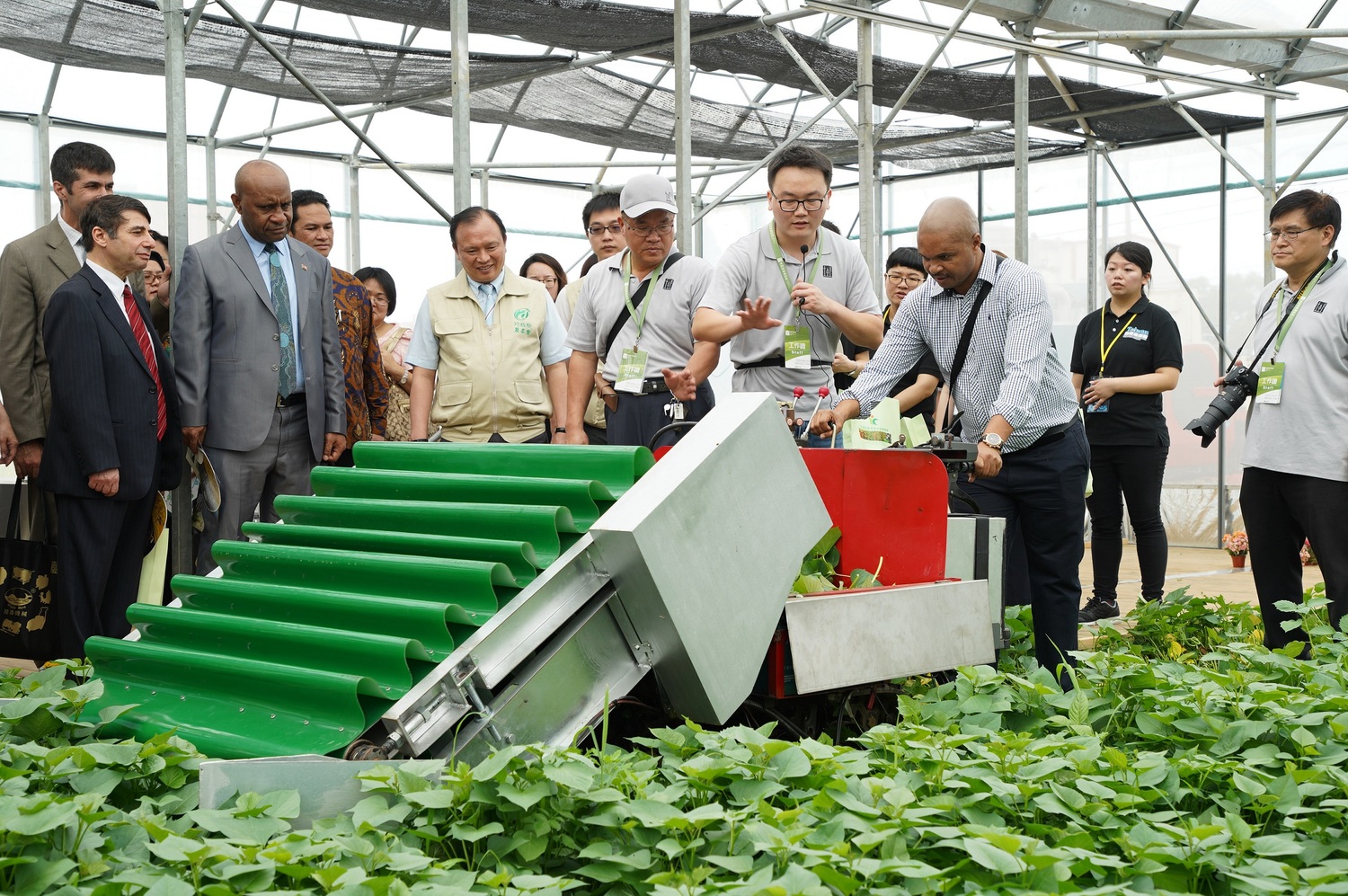 邦交及友好國家之駐華使節、代表等在參觀及實地操作現場展示各式農機具後,對台灣農機精巧、實用CP值高,留下深刻印象。 圖:農委會/提供 邦交及友好國家之駐華使節、代表等在參觀及實地操作現場展示各式農機具後,對台灣農機精巧、實用CP值高,留下深刻印象。 圖:農委會/提供