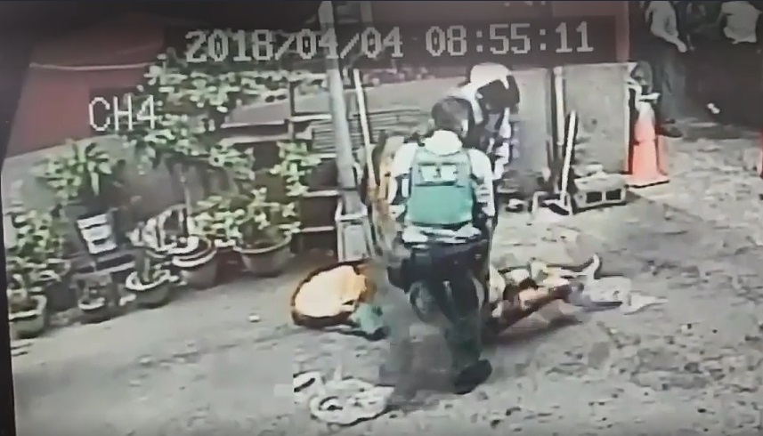 警消從火場搶救出一名90%灼傷的7旬老翁,在送醫後不治身亡。 圖/警方提供 警消從火場搶救出一名90%灼傷的7旬老翁,在送醫後不治身亡。 圖/警方提供