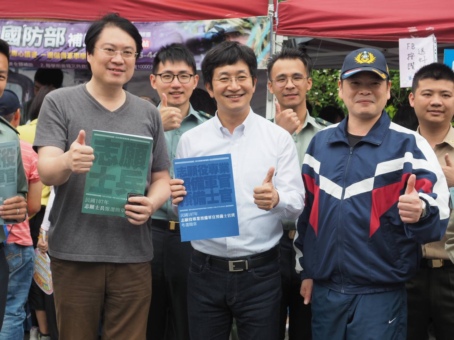 林右昌和招募志願役的官兵拍照。 圖:基隆市政府/提供 林右昌和招募志願役的官兵拍照。 圖:基隆市政府/提供