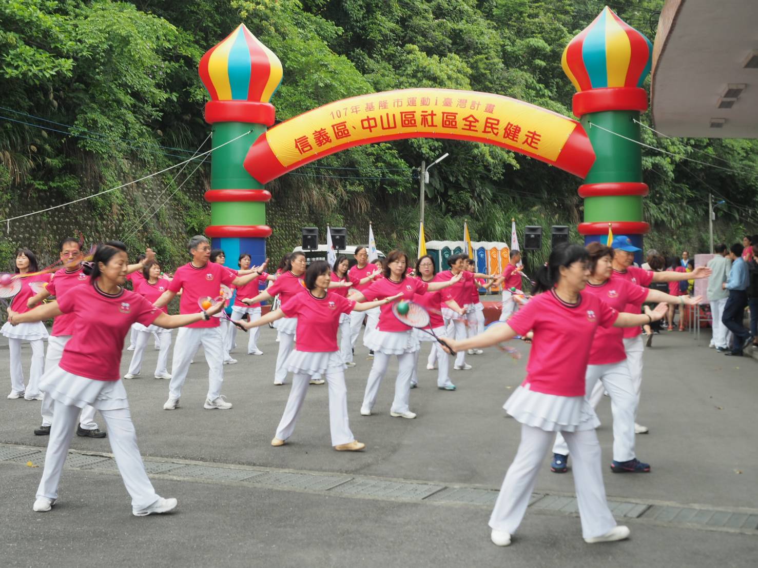 健走出發前,大家先做暖身運動。 圖:基隆市政府/提供 健走出發前,大家先做暖身運動。 圖:基隆市政府/提供
