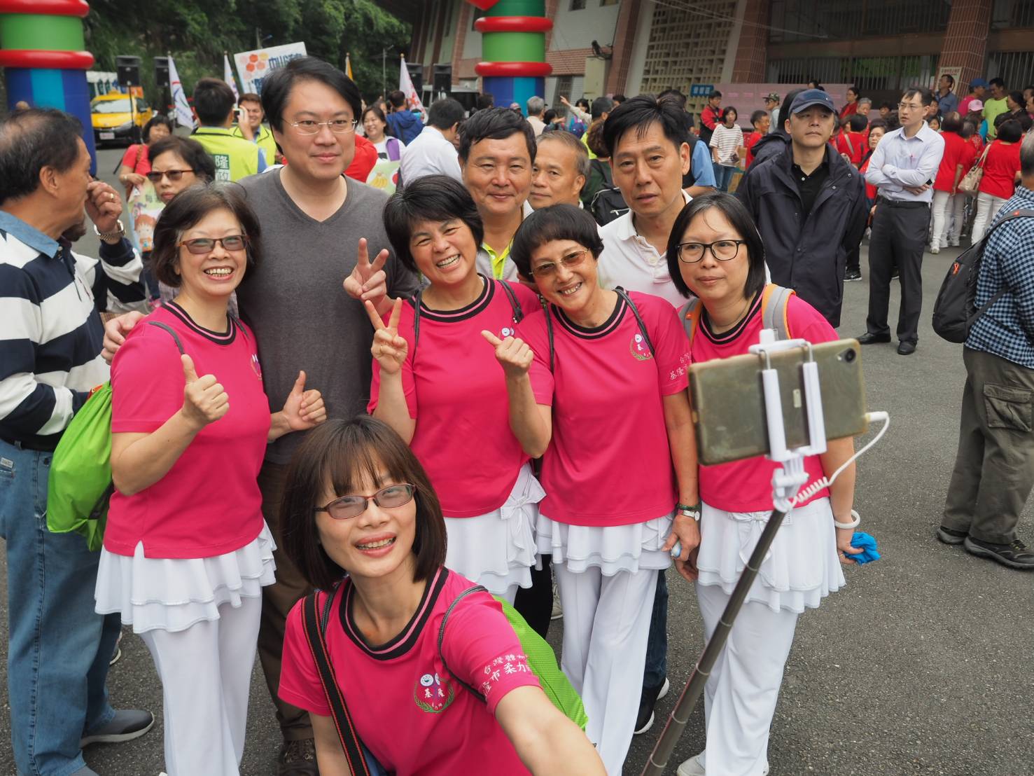 見到市長林右昌,婆婆媽媽紛紛笑瞇瞇的圍上前去,還留下合影。 圖:基隆市政府/提供 見到市長林右昌,婆婆媽媽紛紛笑瞇瞇的圍上前去,還留下合影。 圖:基隆市政府/提供